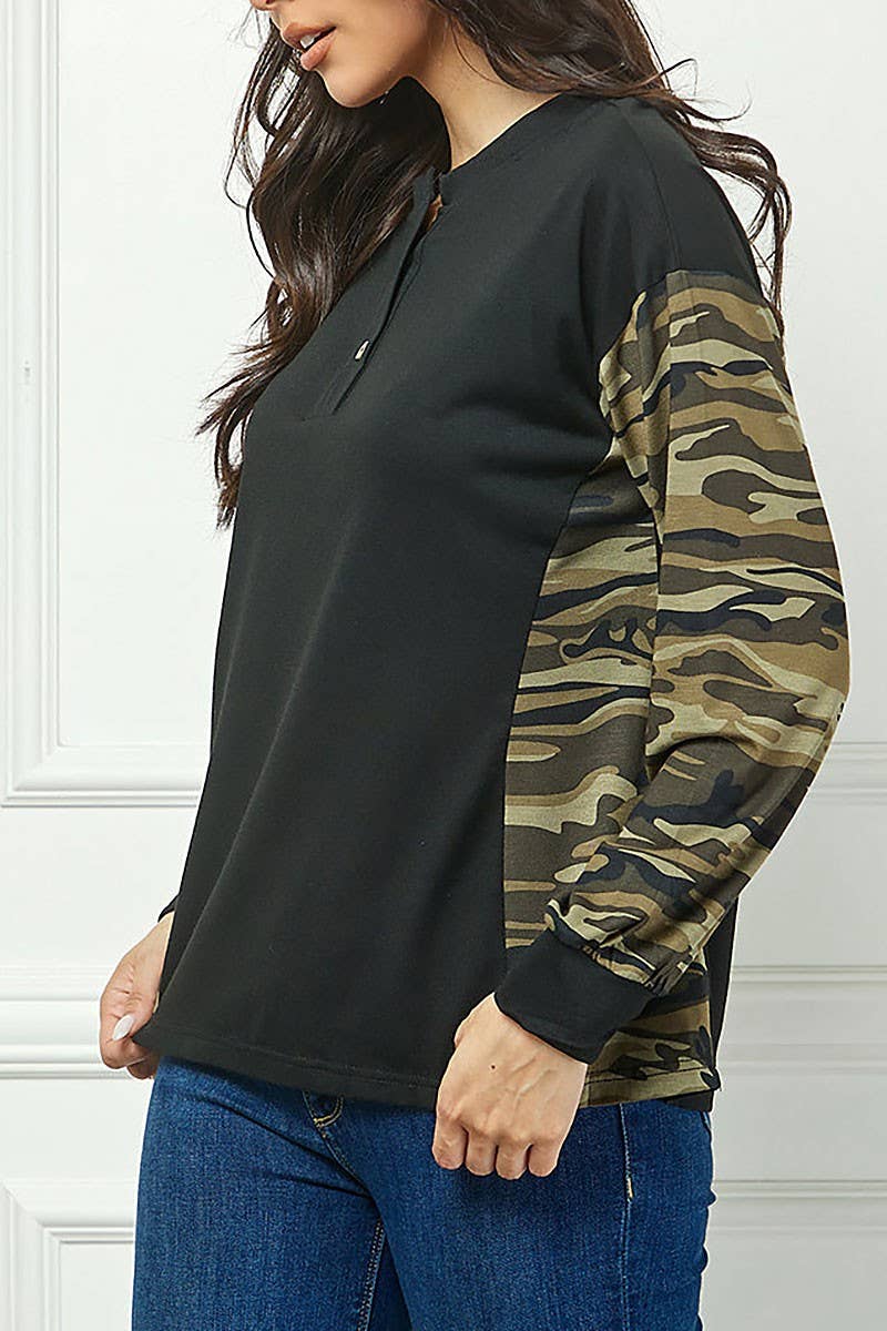 CAMO PRINT HENLEY KNIT TOP