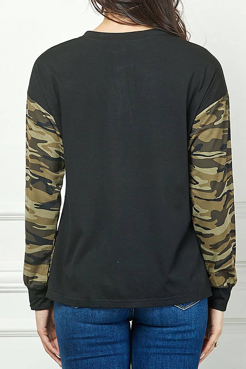 CAMO PRINT HENLEY KNIT TOP